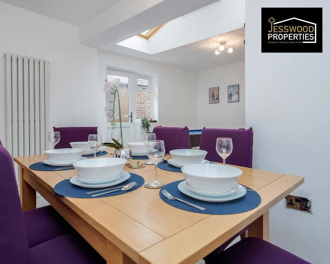 6 Bedroom Contractor House At Jesswood Properties Short Lets With Parking,Wifi & Pool Table Luton  Holiday home